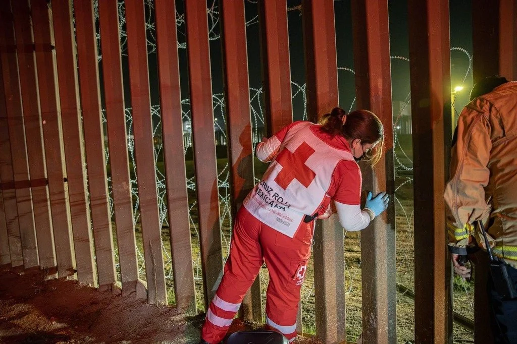 Migrante sufre fracturas tras caer del muro fronterizo