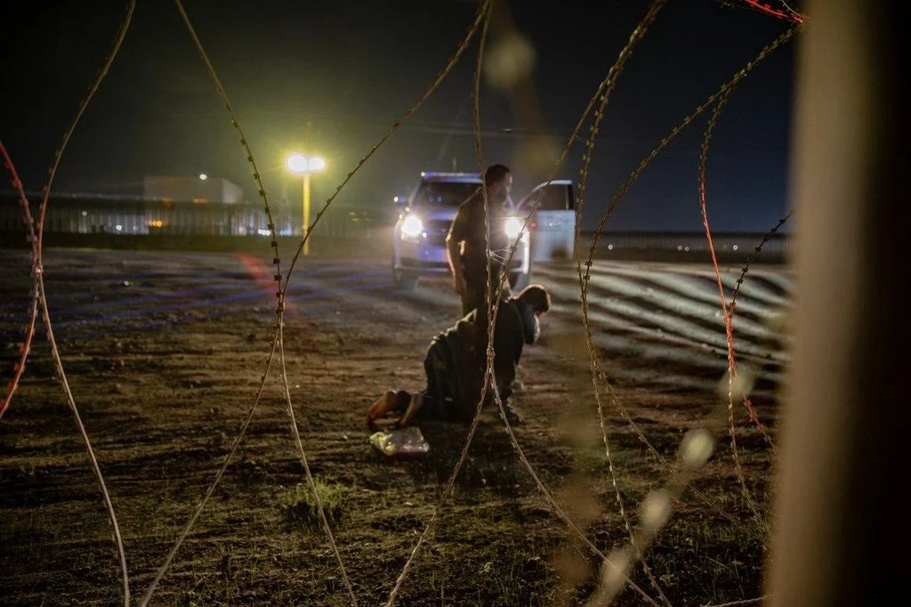 Migrante sufre fracturas tras caer del muro fronterizo