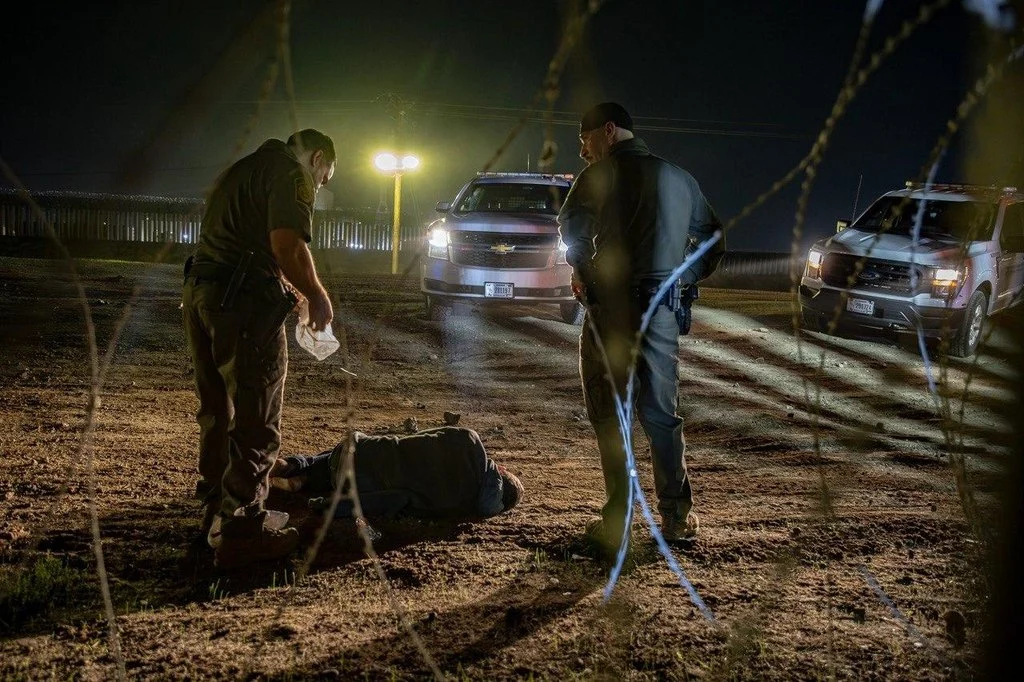Migrante sufre fracturas tras caer del muro fronterizo