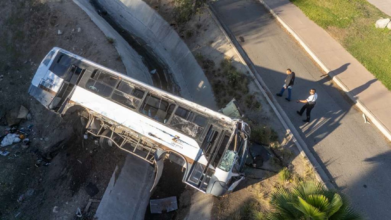 Vuelca camión de transporte de personal en el libramiento Rosas Magallón