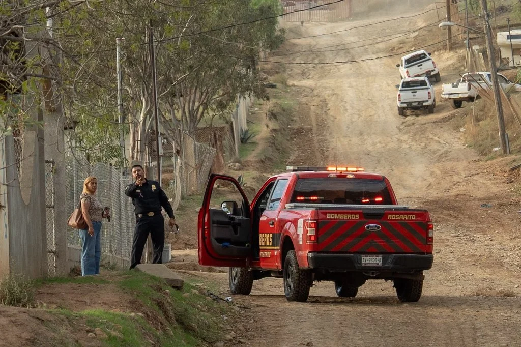 Vuelca pipa y derrama 9 mil litros de diésel en arroyo de Playas de Rosarito; activan cerco ecológico