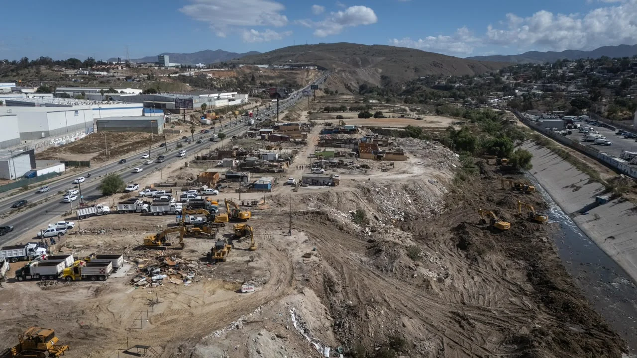 Demuelen viviendas en asentamiento irregular sobre Vía Rápida Poniente tras desalojo