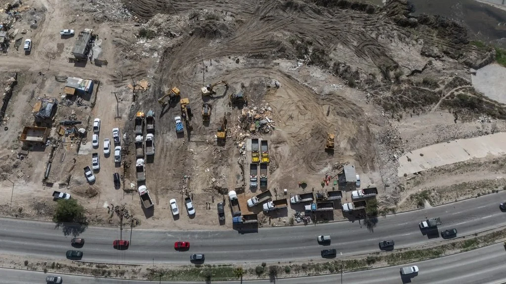 Demuelen viviendas en asentamiento irregular sobre Vía Rápida Poniente tras desalojo
