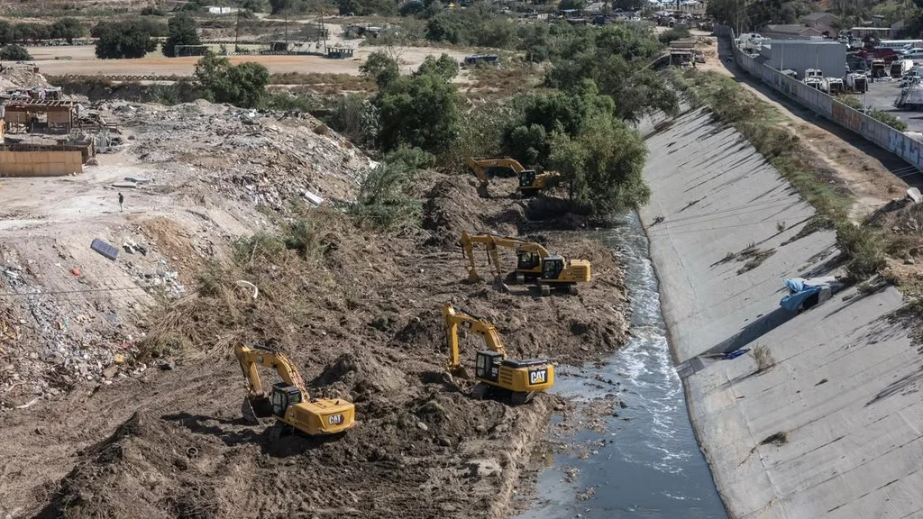 Demuelen viviendas en asentamiento irregular sobre Vía Rápida Poniente tras desalojo