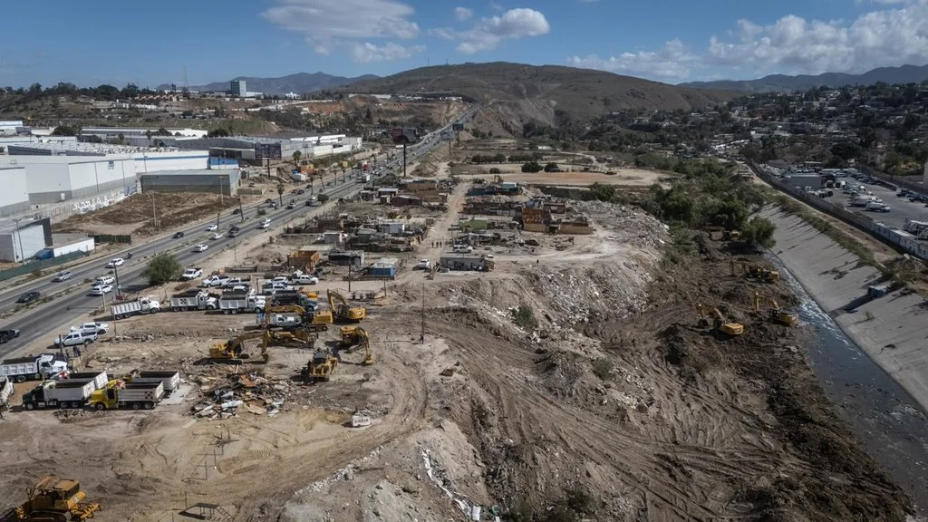 Demuelen viviendas en asentamiento irregular sobre Vía Rápida Poniente tras desalojo
