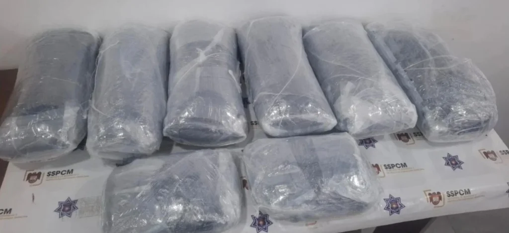 Aseguran 33 kilos de presunta anfetamina con GPS en auto particular
