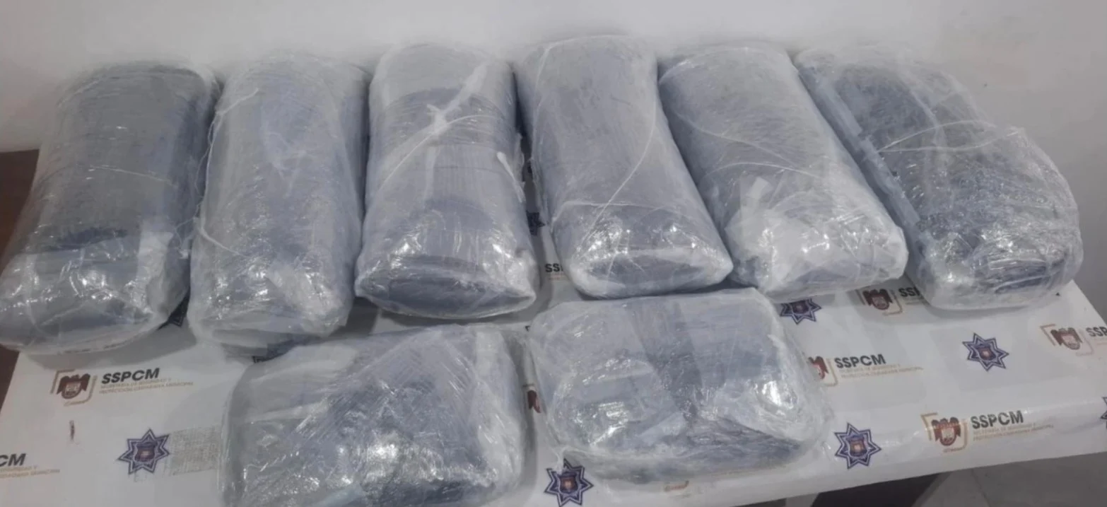 Aseguran 33 kilos de presunta anfetamina con GPS en auto particular