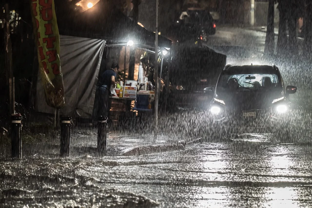 Lluvias en Tijuana provocan encharcamientos y tráfico pesado en vialidades clave