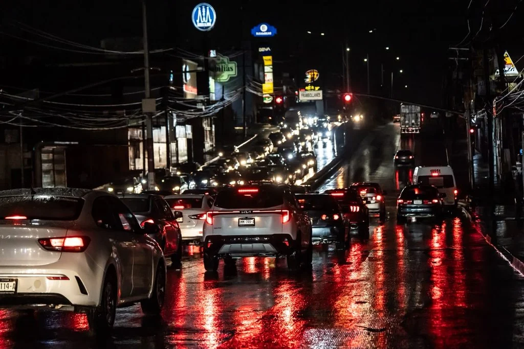 Lluvias en Tijuana provocan encharcamientos y tráfico pesado en vialidades clave