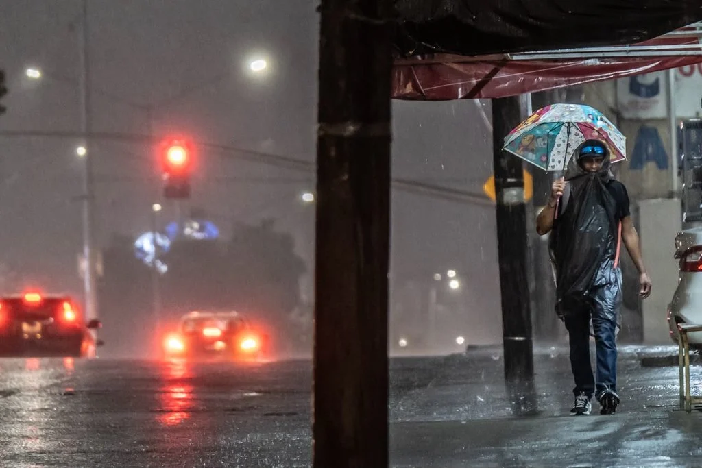 Lluvias en Tijuana provocan encharcamientos y tráfico pesado en vialidades clave