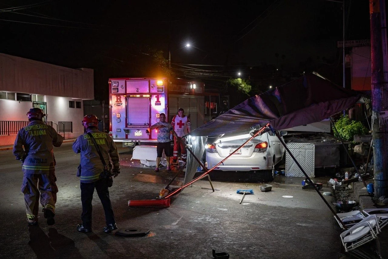 Conductor ebrio choca con puesto de tacos y dos autos