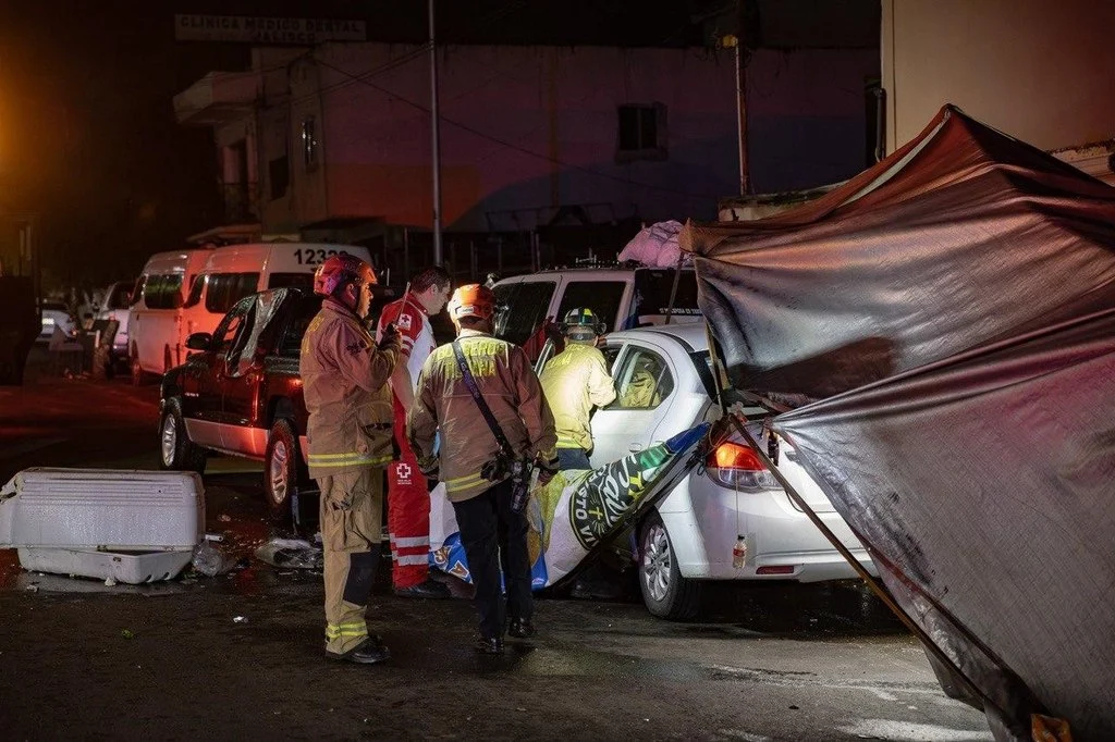 Conductor ebrio choca contra puesto de tacos y dos autos