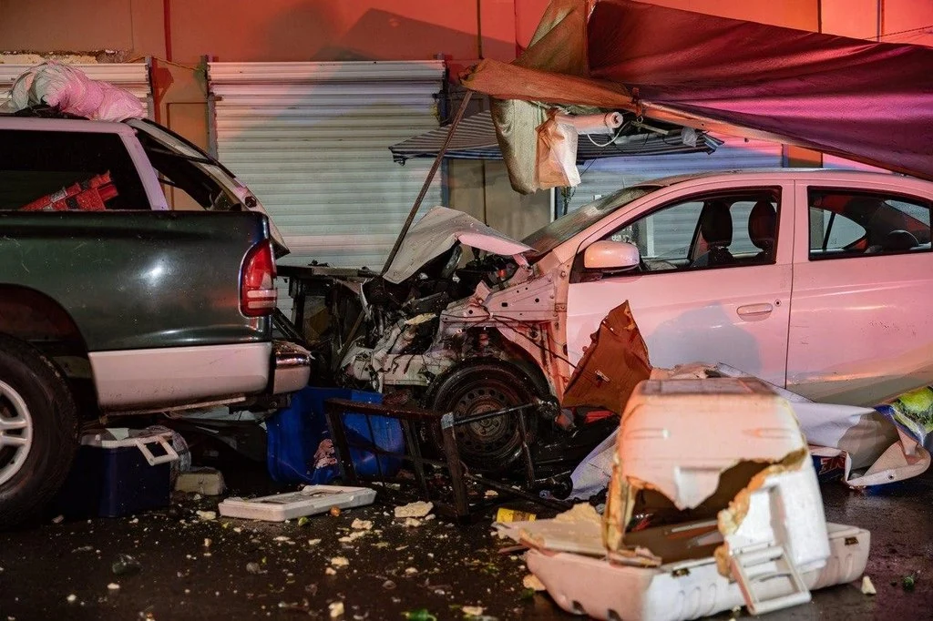 Conductor ebrio choca contra puesto de tacos y dos autos