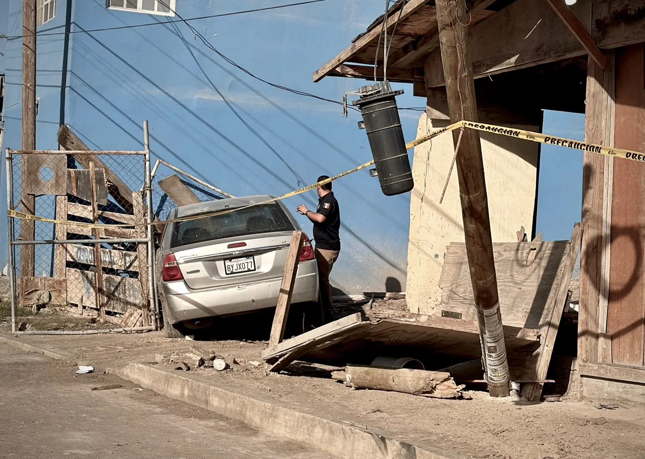 Atacan a balazos a conductor y su auto termina impactado contra una vivienda