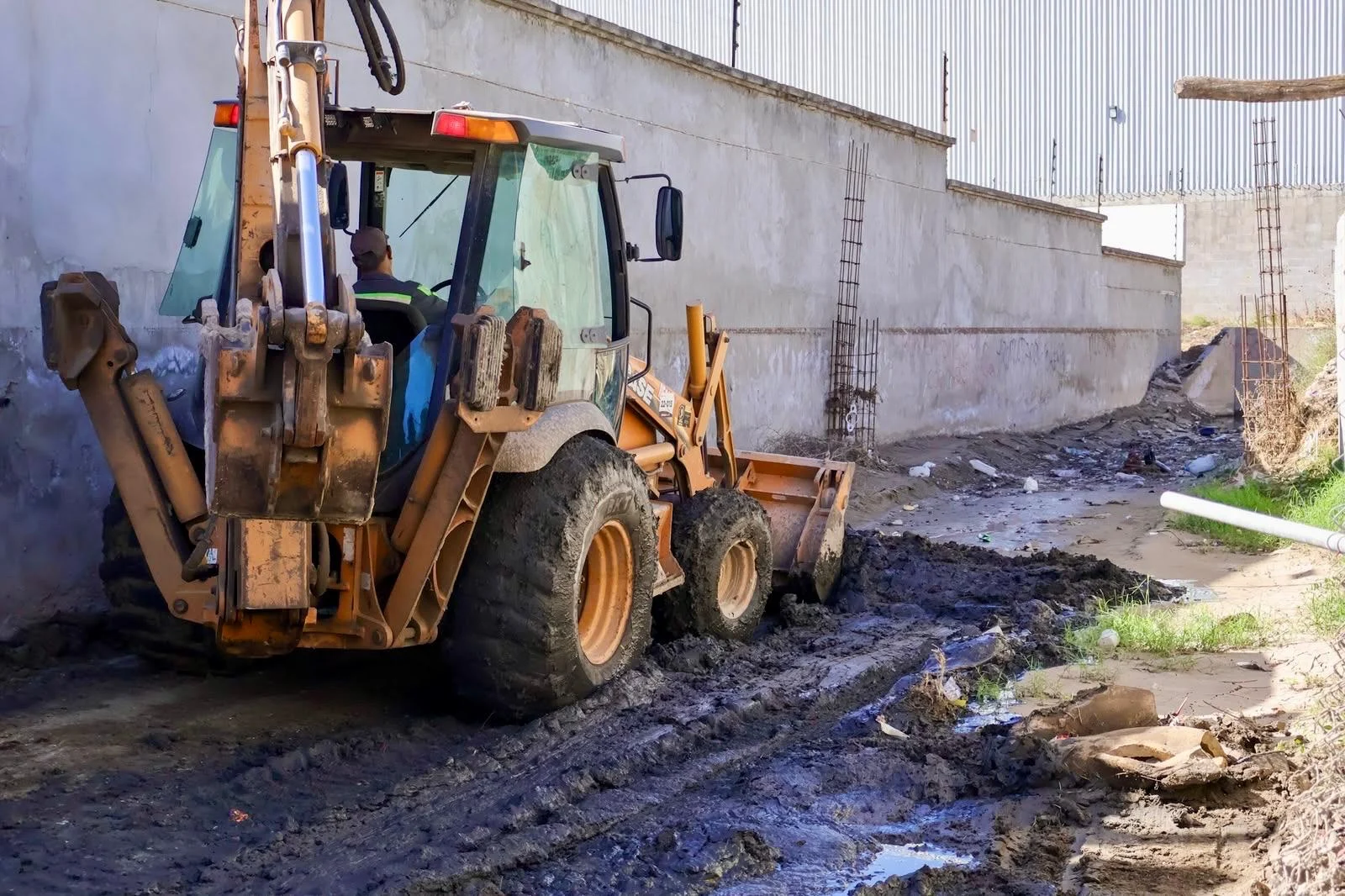 Refuerzan desazolve y limpieza pluvial en Tijuana ante pronóstico de chubascos