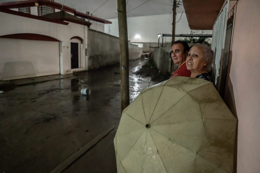 Vecinos de Valle de las Flores colocan costales ante riesgo de inundaciones 