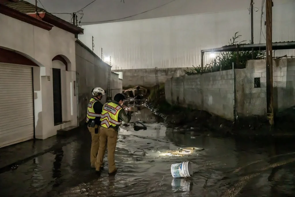 Vecinos de Valle de las Flores colocan costales ante riesgo de inundaciones 