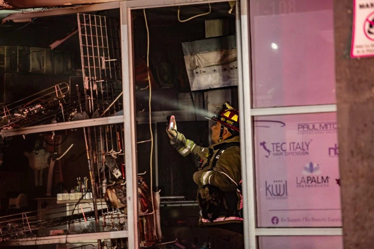 Investigan posible incendio provocado en local comercial