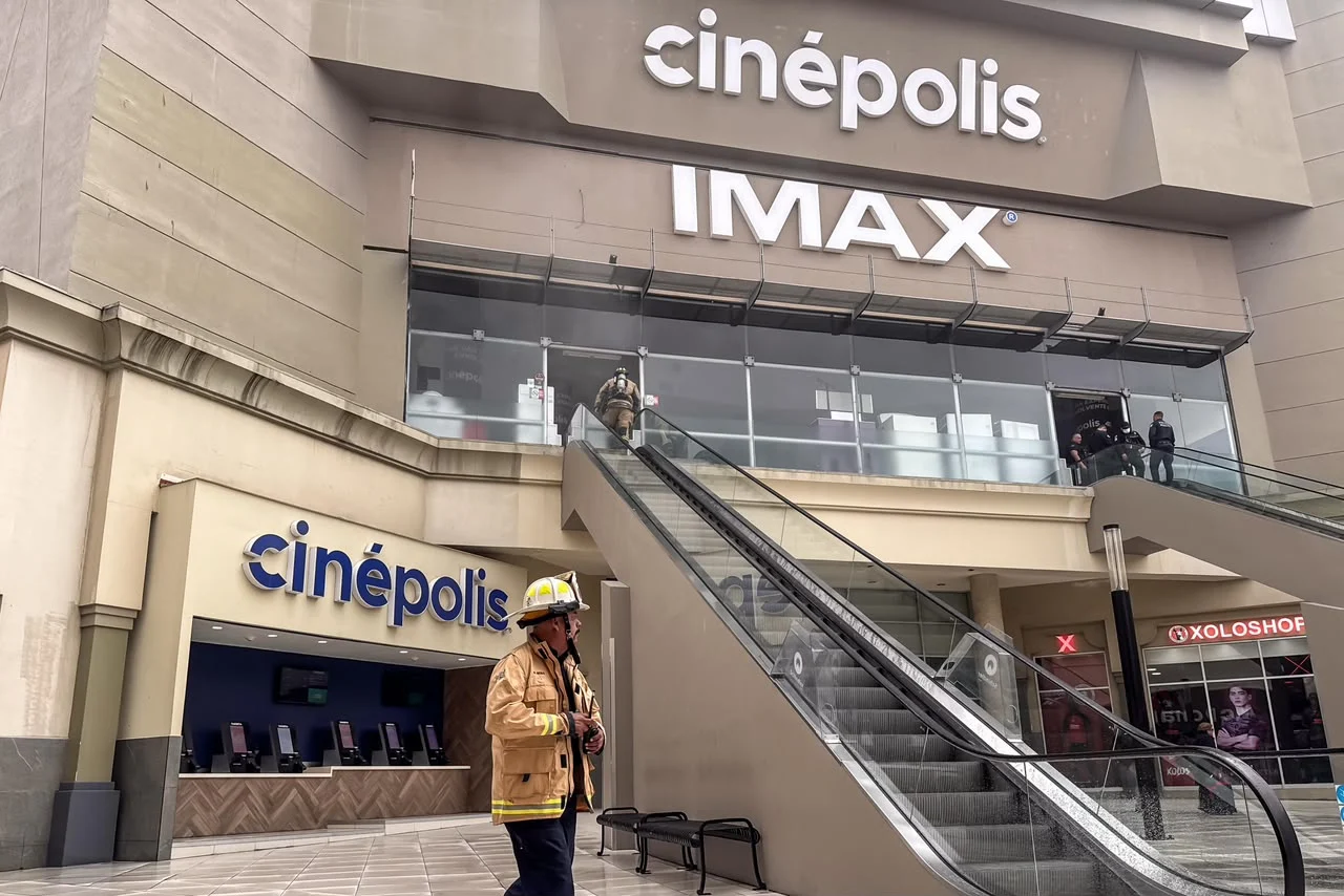 Cortocircuito en dulcería de Cinépolis Plaza Río moviliza a Bomberos