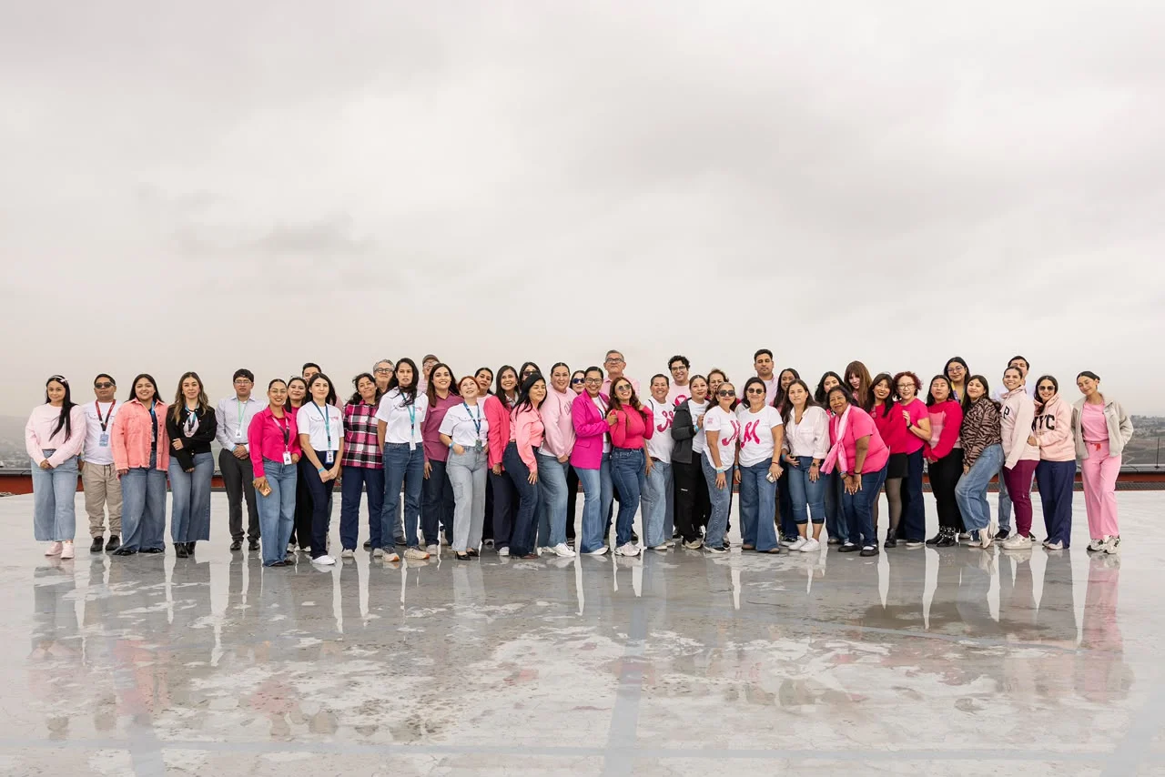 Mujeres forman monumental lazo rosa en la Torre Médica NewCity por la detección oportuna