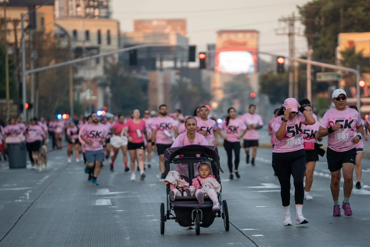 Reúnen a más de mil 300 corredores en la quinta edición de Corre Contra el Cáncer de Mama