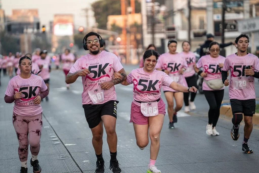 Reúnen a más de mil 300 corredores en la quinta edición de Corre Contra el Cáncer de Mama