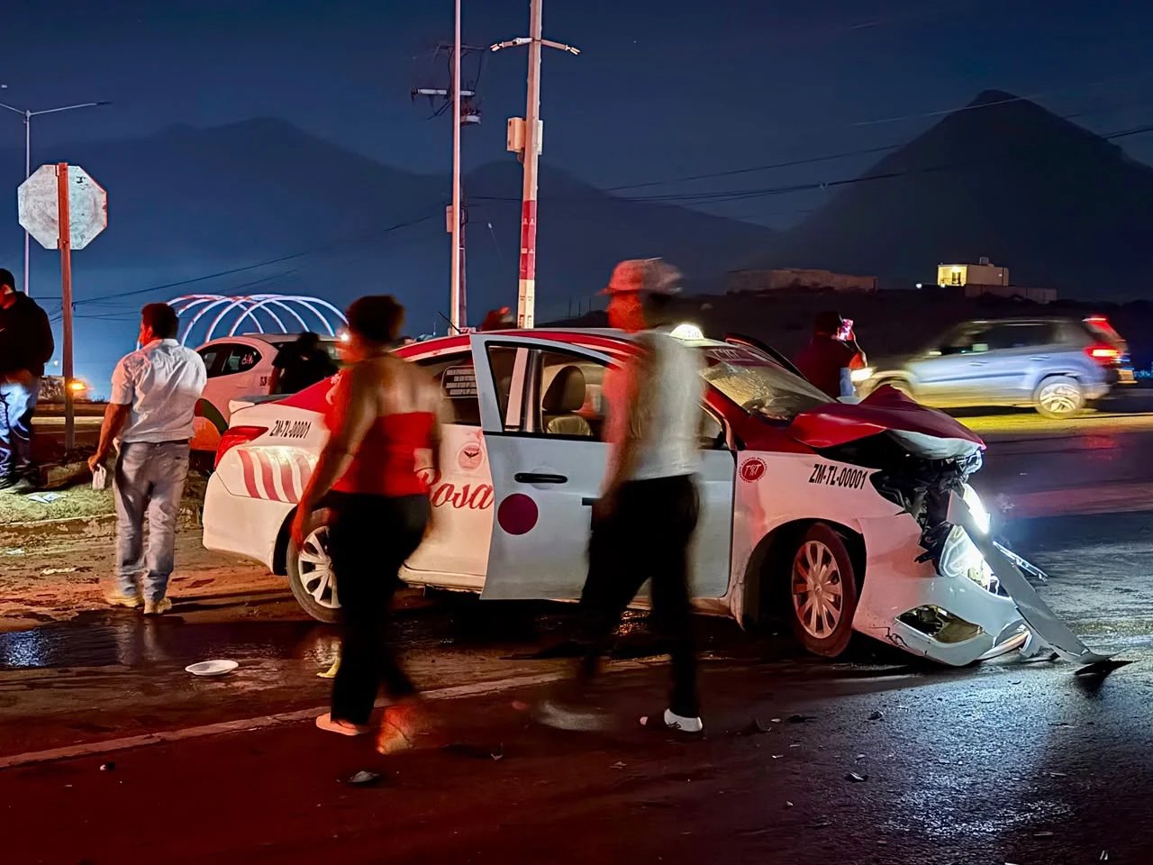 Choque entre taxi y auto particular deja a una mujer lesionada en la libre Tijuana-Tecate