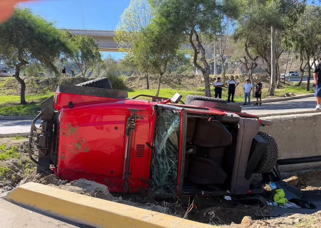 Conductor resulta con lesiones leves tras volcadura