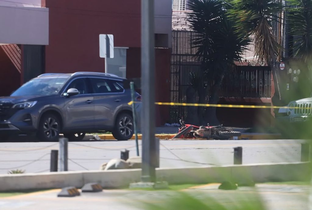 Persecución y enfrentamiento armado en Ensenada deja un motociclista sin vida