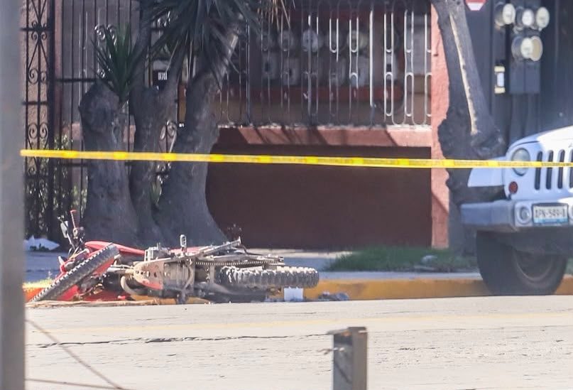 Persecución y enfrentamiento armado en Ensenada deja un motociclista sin vida