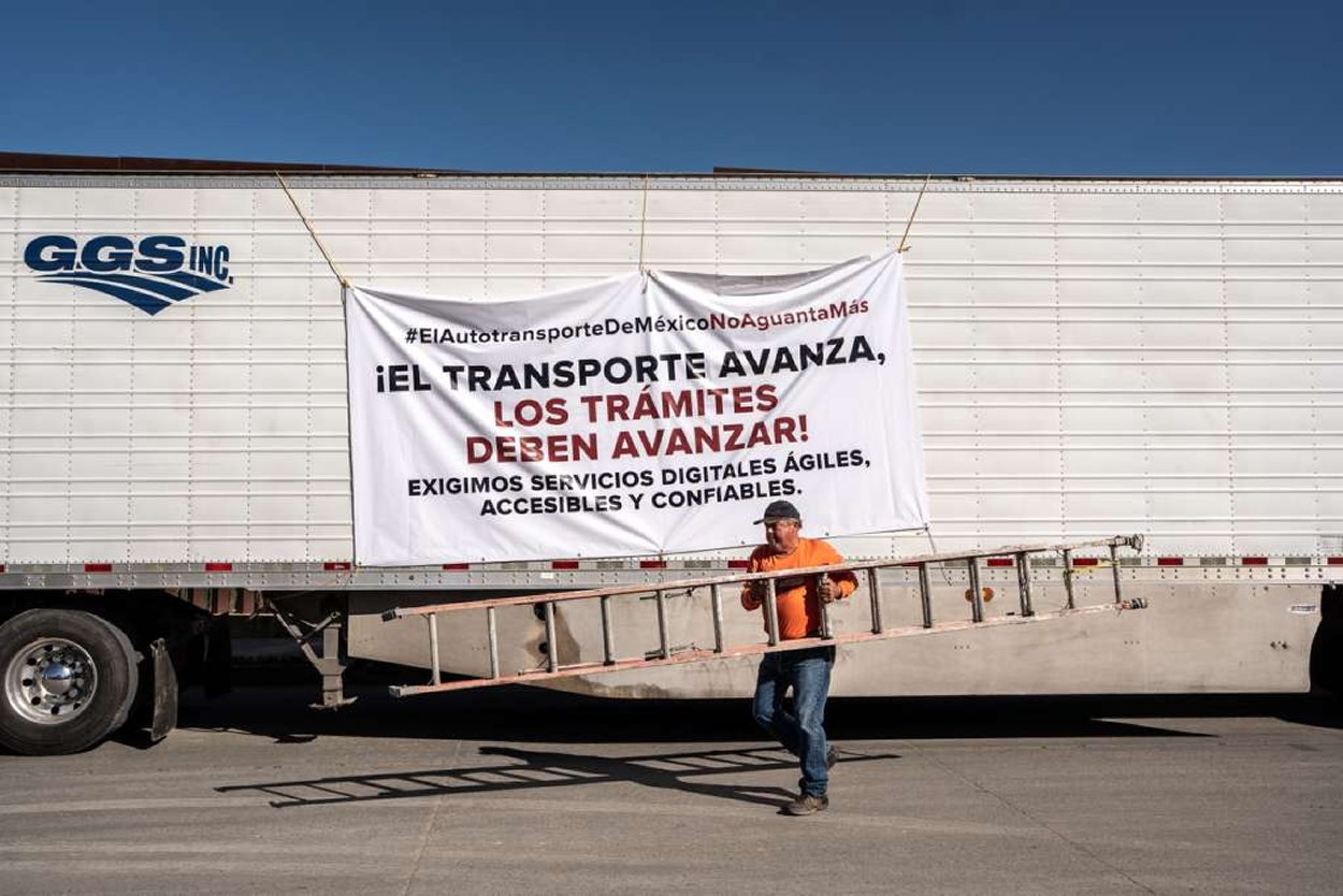 Transportistas colapsan vialidades de Tijuana con caravana de protesta por inseguridad y cobros fiscales