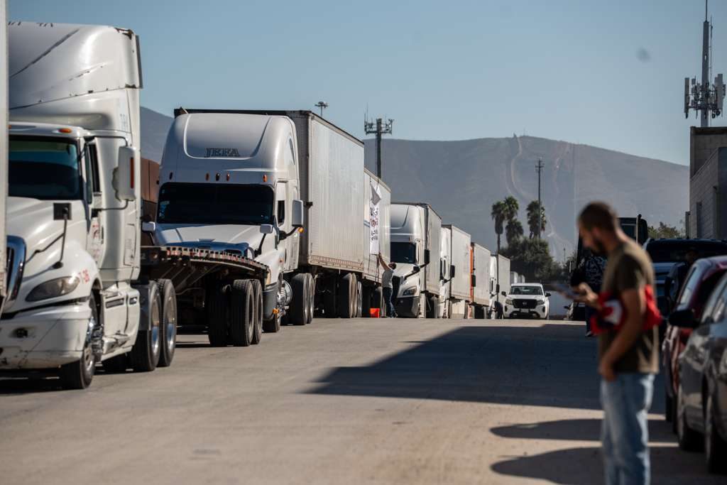 Transportistas colapsan vialidades de Tijuana con caravana de protesta por inseguridad y cobros fiscales