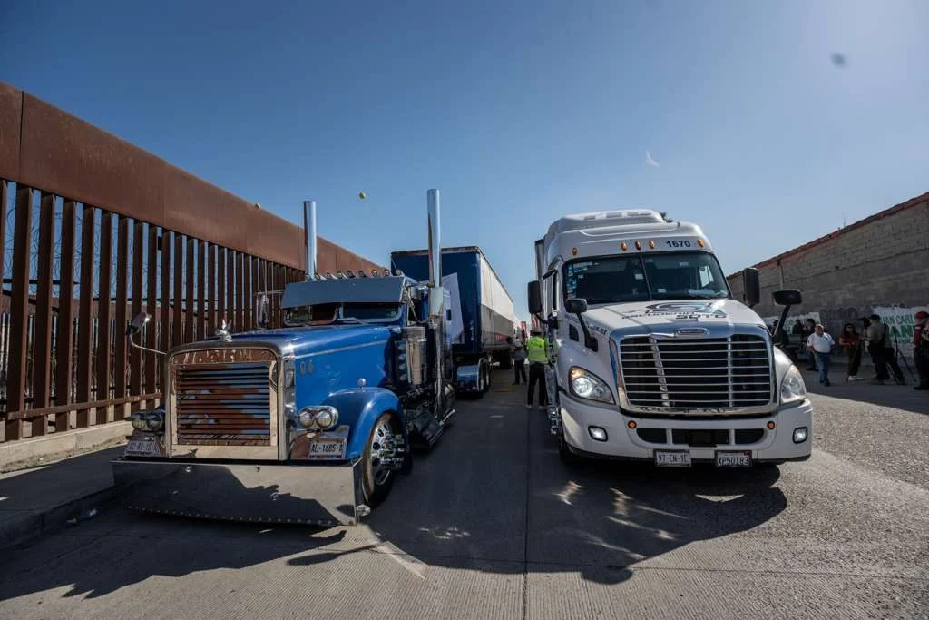Transportistas colapsan vialidades de Tijuana con caravana de protesta por inseguridad y cobros fiscales