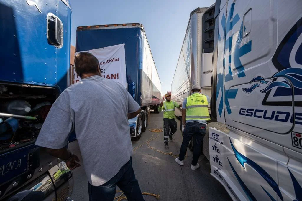Transportistas colapsan vialidades de Tijuana con caravana de protesta por inseguridad y cobros fiscales