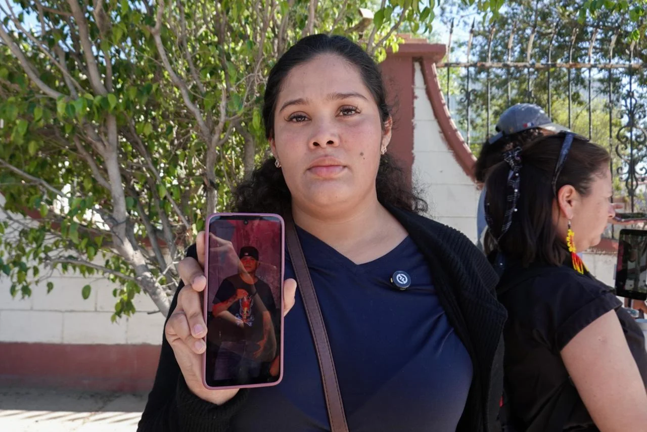 Familias buscan en Tijuana a migrantes desaparecidos tras naufragio en Ensenada