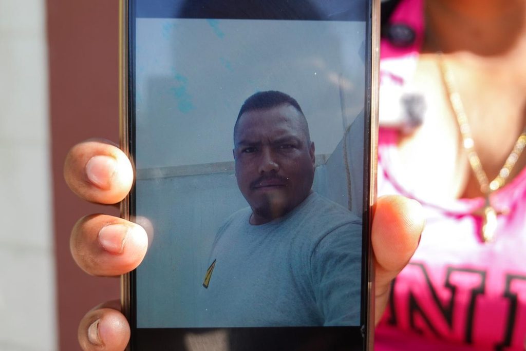Familias buscan en Tijuana a migrantes desaparecidos tras naufragio en Ensenada