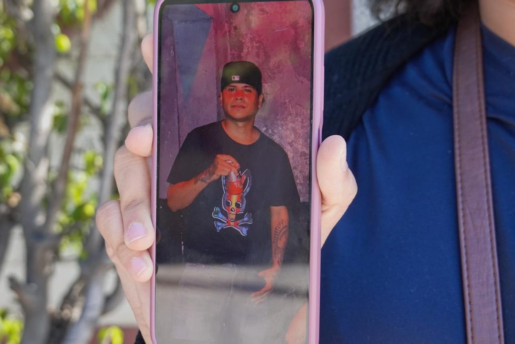 Familias buscan en Tijuana a migrantes desaparecidos tras naufragio en Ensenada