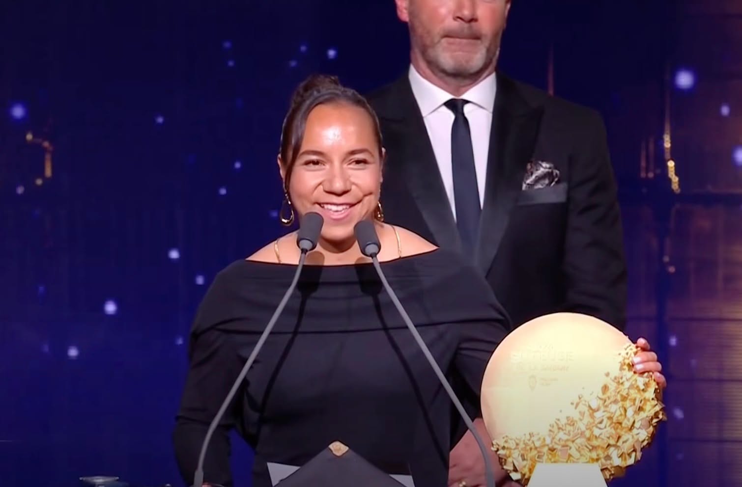 Charlyn Corral es condecorada con el Balón de Oro a la mejor delantera del año
