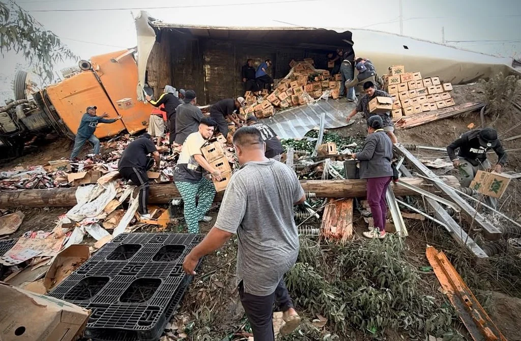 Vuelca tráiler cargado con cerveza y se desata la rapiña 