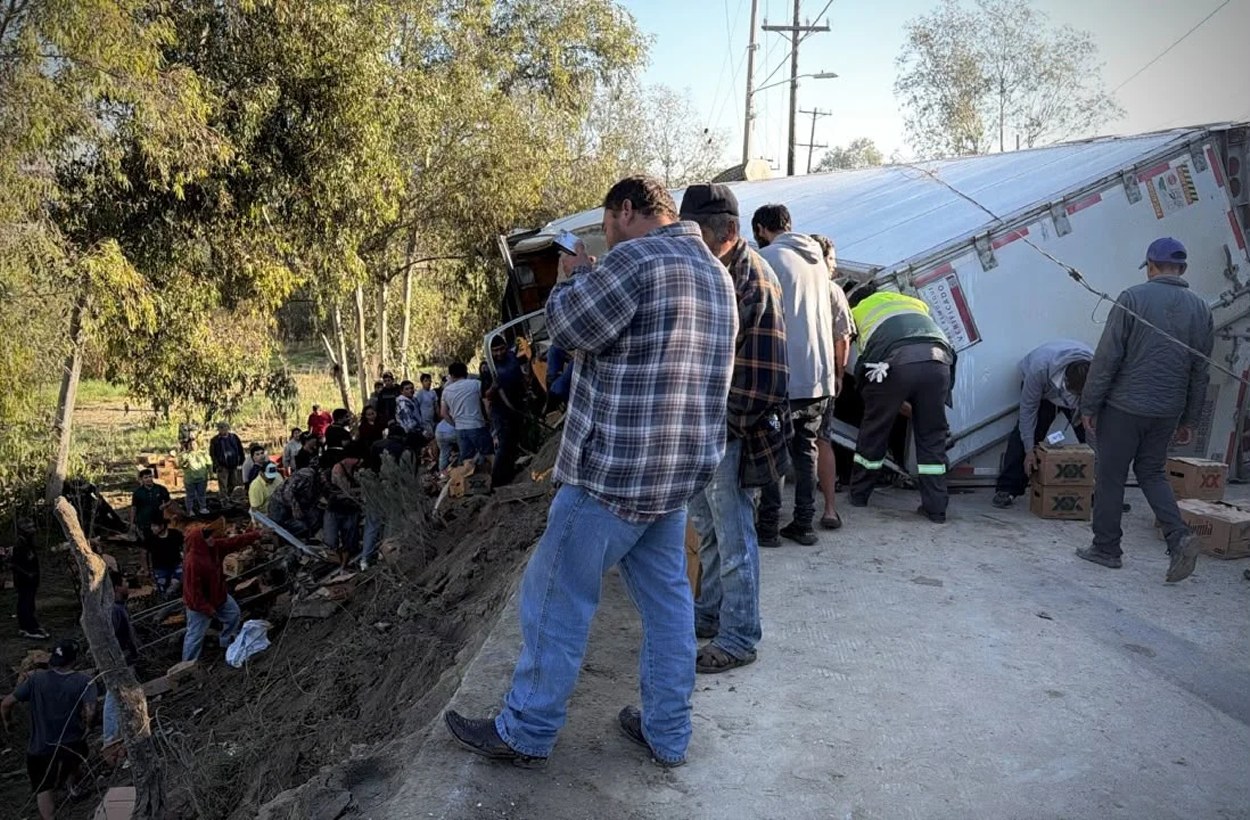 Vuelca tráiler cargado con cerveza y se desata la rapiña 