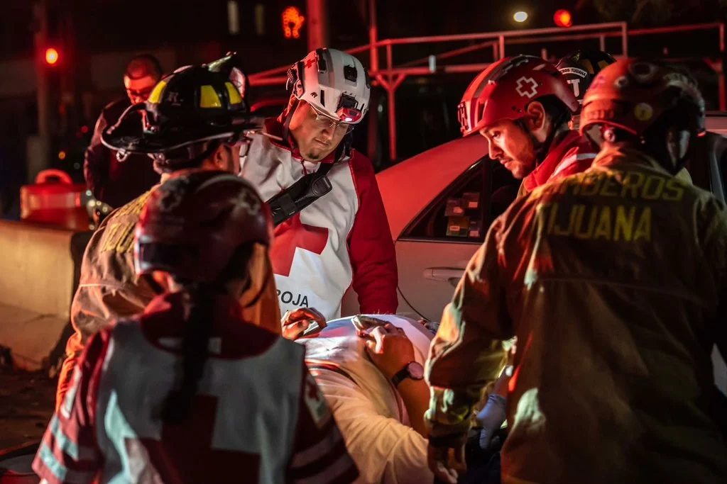 Rescatan a conductor prensado tras impacto contra muro de concreto 