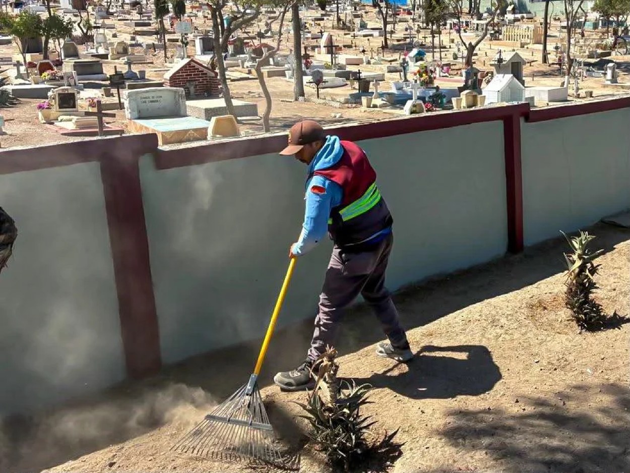 Alistan panteones municipales de Tijuana para recibir a 150 mil visitantes por Día de Muertos