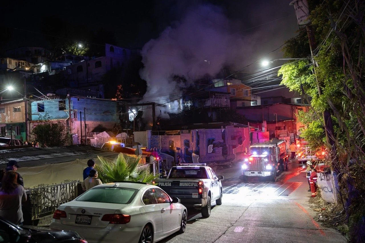 Incendio arrasa con vivienda y deja daños en dos casas