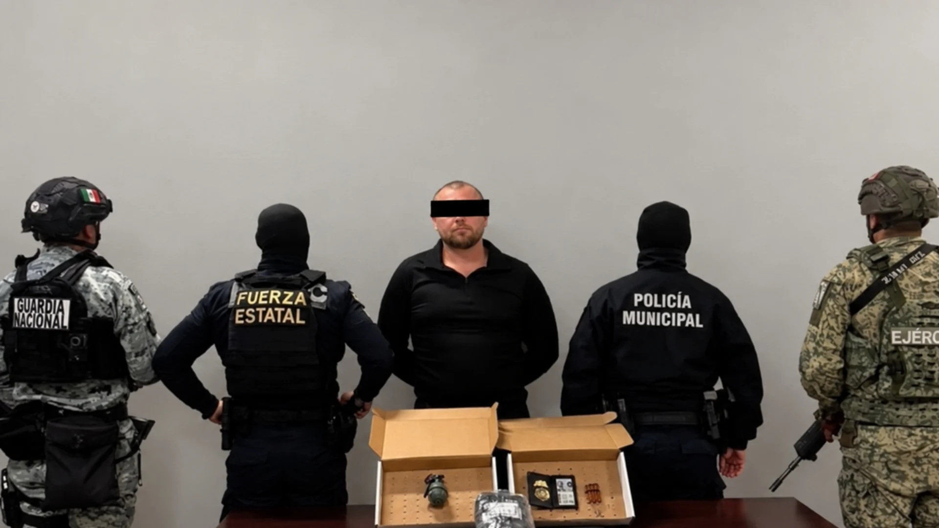 Detienen a ciudadano ruso buscado por la Interpol; portaba granada y credenciales falsas de la CIA
