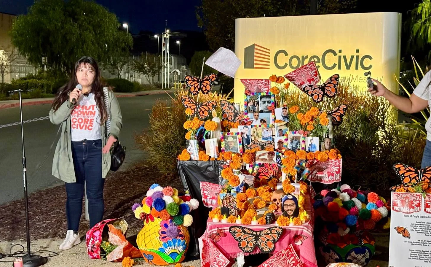 Instalan altar de muertos frente al centro de detención de Otay Mesa en San Diego
