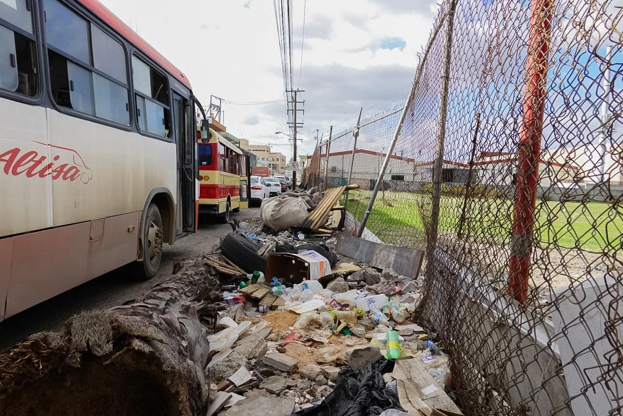 Denuncian basurero clandestino en La Mesa: vecinos de Tijuana alertan por riesgo de incendios y desbordes