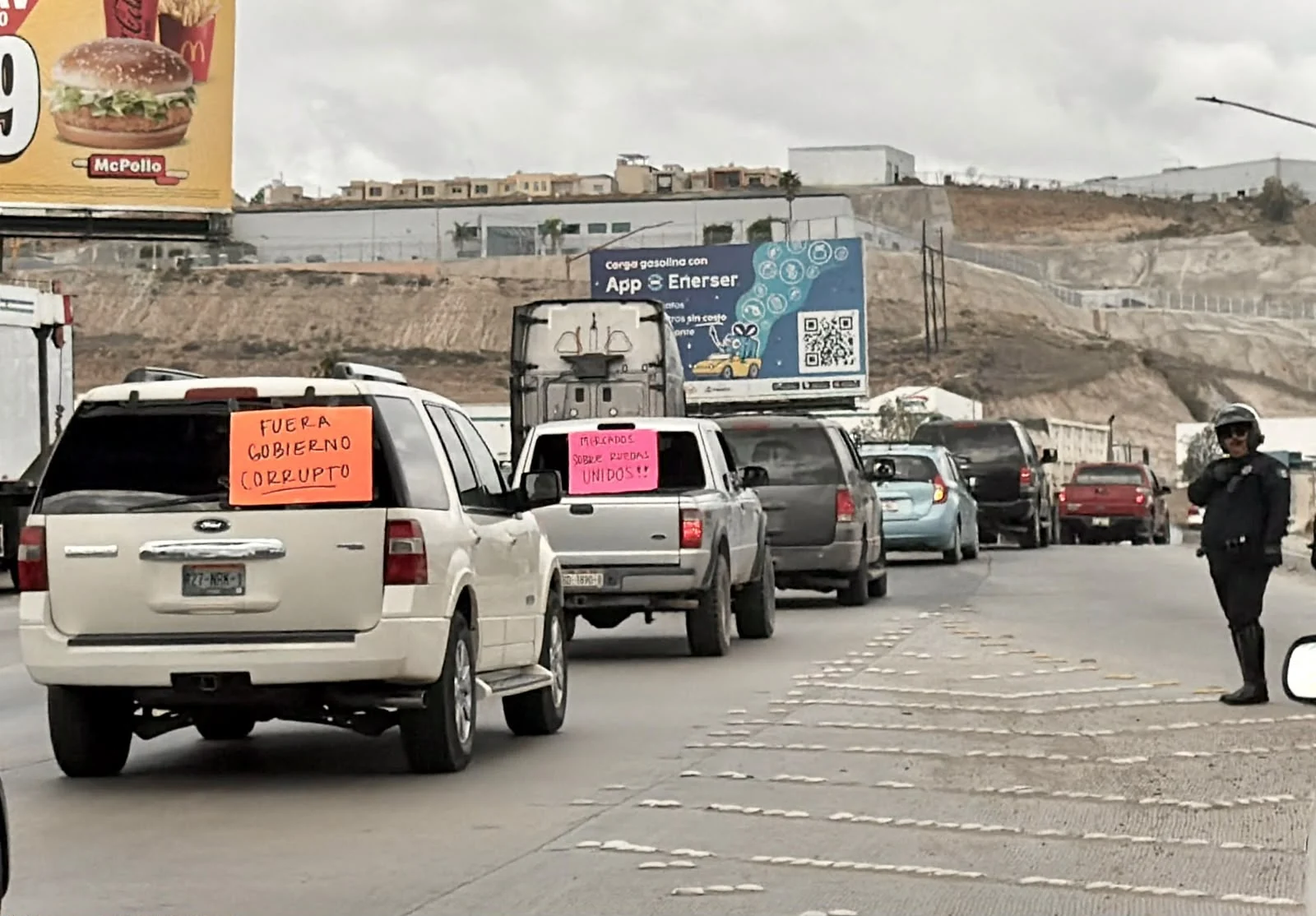 Comerciantes de mercados sobre ruedas protestan con caravana frente al Consulado de EE. UU. en Tijuana