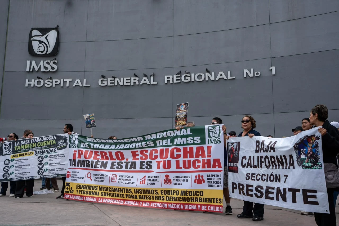 Trabajadores del IMSS realizan tercera marcha en Tijuana: exigen insumos, medicamentos y mejoras laborales