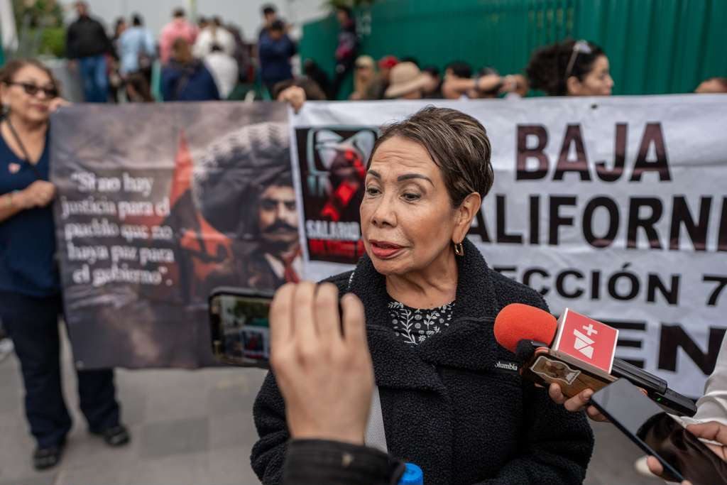 Trabajadores del IMSS realizan tercera marcha en Tijuana: exigen insumos, medicamentos y mejoras laborales
