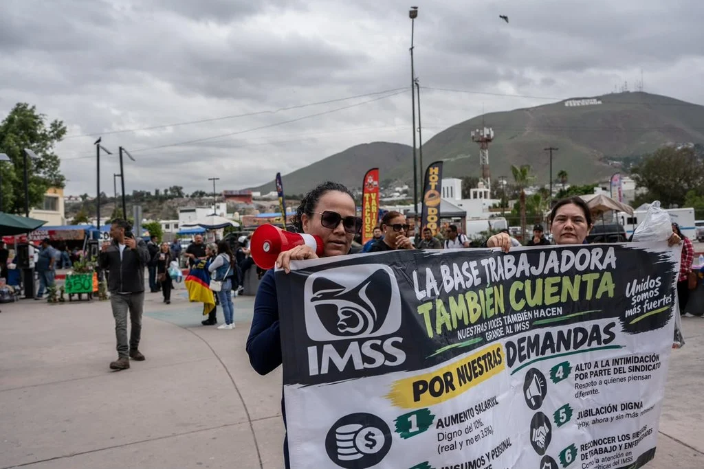 Trabajadores del IMSS realizan tercera marcha en Tijuana: exigen insumos, medicamentos y mejoras laborales